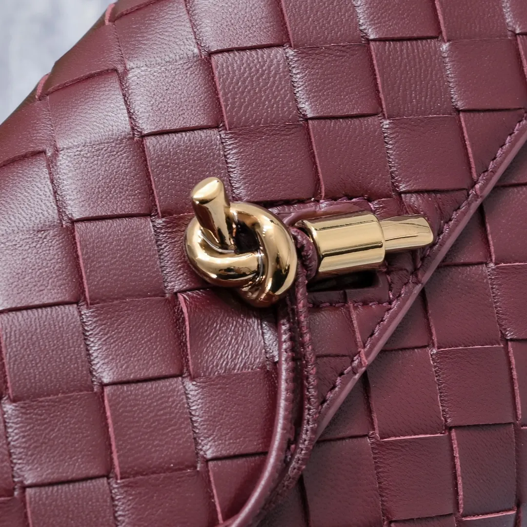 Batch 1420 Bottega Veneta's new style 🆕 mini andiamo bag is so pretty. The dark brown color is very versatile. It is high-end and casual and sexy. Andiamo is not only a commuter bag 🥰 It can be worn crossbody and carried by hand, and it is no problem to match it with evening wear. It can be matched with clothes casually, showing high-end elegance. Style number: 5545 Size: 21.5*13*4.5cm